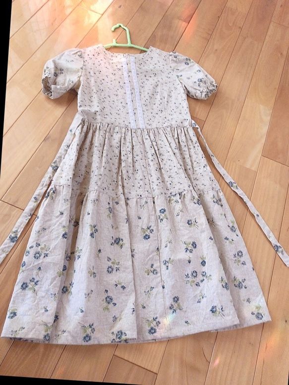 子供服ワンピースベージュ麻綿混紡(青小花柄) 1枚目の画像