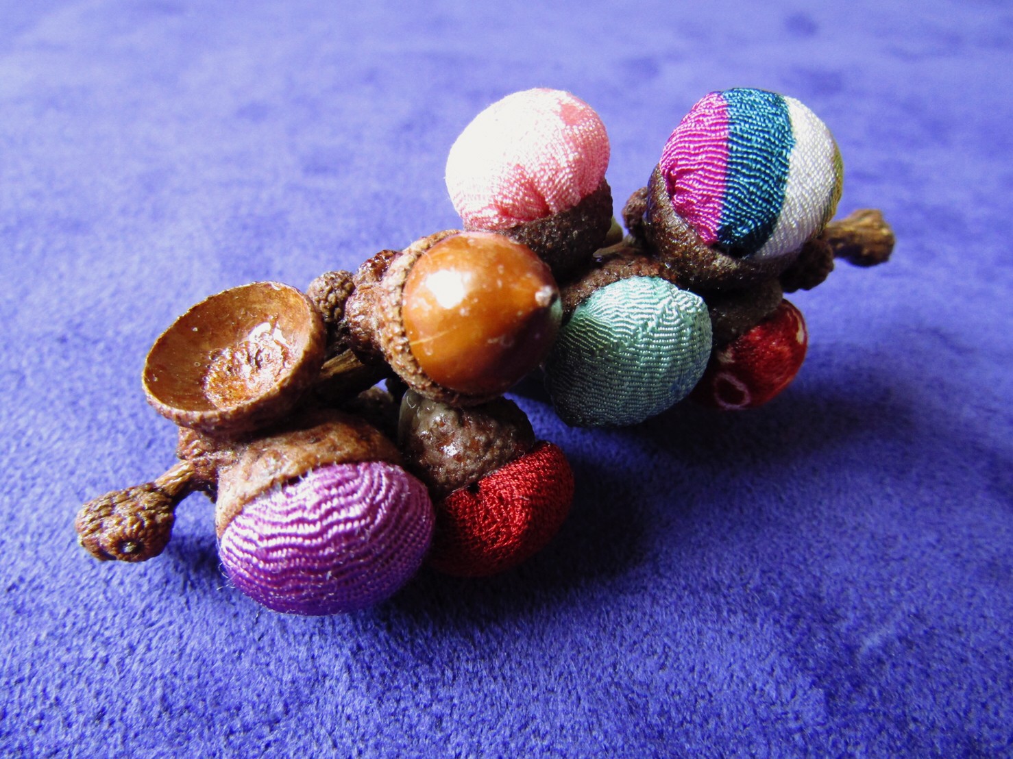 どんぐりです　ブローチ三点まとめ どんぐりのブローチ 和風 ブローチ み 通販 8999912｜Creema(クリーマ)