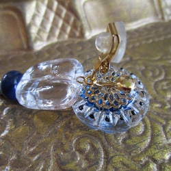 菊(彫刻、青)のイヤリング 2枚目の画像
