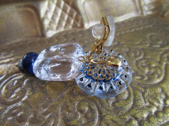 菊(彫刻、青)のイヤリング 2枚目の画像