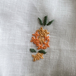 キンモクセイの刺繍入り　リネンの立体マスク　　 2枚目の画像