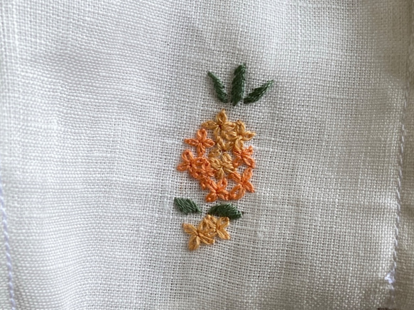 キンモクセイの刺繍入り　リネンの立体マスク　　 2枚目の画像