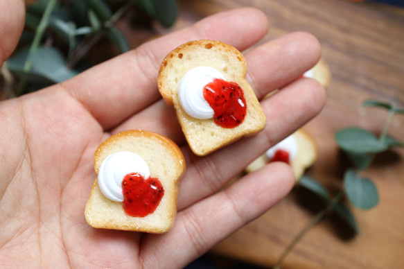 本物パンのミニチュアマグネット＊ホイップ&苺ジャムトーストマグネット 2枚目の画像