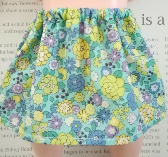 お人形さんのギャザースカート　お花柄（ブルー系）　25cm位のドール用　ぬいぐるみにも  着せ替え服 2枚目の画像