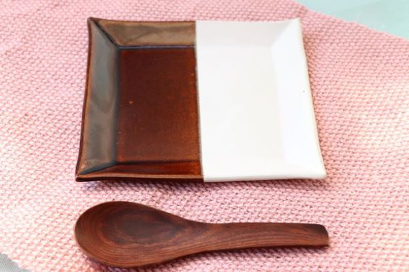 角皿 白と茶色のハーフ&ハーフ 掛け分け皿 ほっこりかわいい益子焼 4枚目の画像