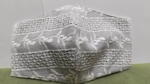 ＊抗菌、抗ウイルス加工＊お洒落な立体大人マスク　（綿１００％ 刺繍Grayish Lace ) 1枚目の画像