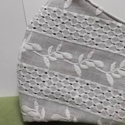 ＊抗菌、抗ウイルス加工＊お洒落な立体大人マスク　（綿１００％ 刺繍Grayish Lace ) 3枚目の画像