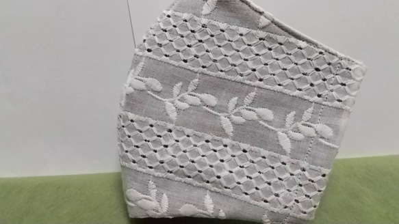 ＊抗菌、抗ウイルス加工＊お洒落な立体大人マスク　（綿１００％ 刺繍Grayish Lace ) 3枚目の画像