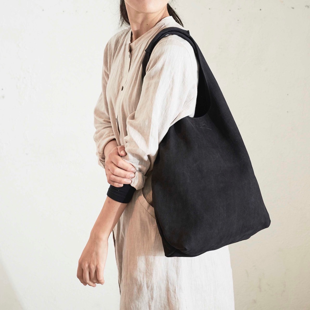 【ジビエ鹿革・ジビエレザー】ニシカ・バッグ【古墨／古代の墨や硯が出土する九州。そのルーツを表すダークグレー】