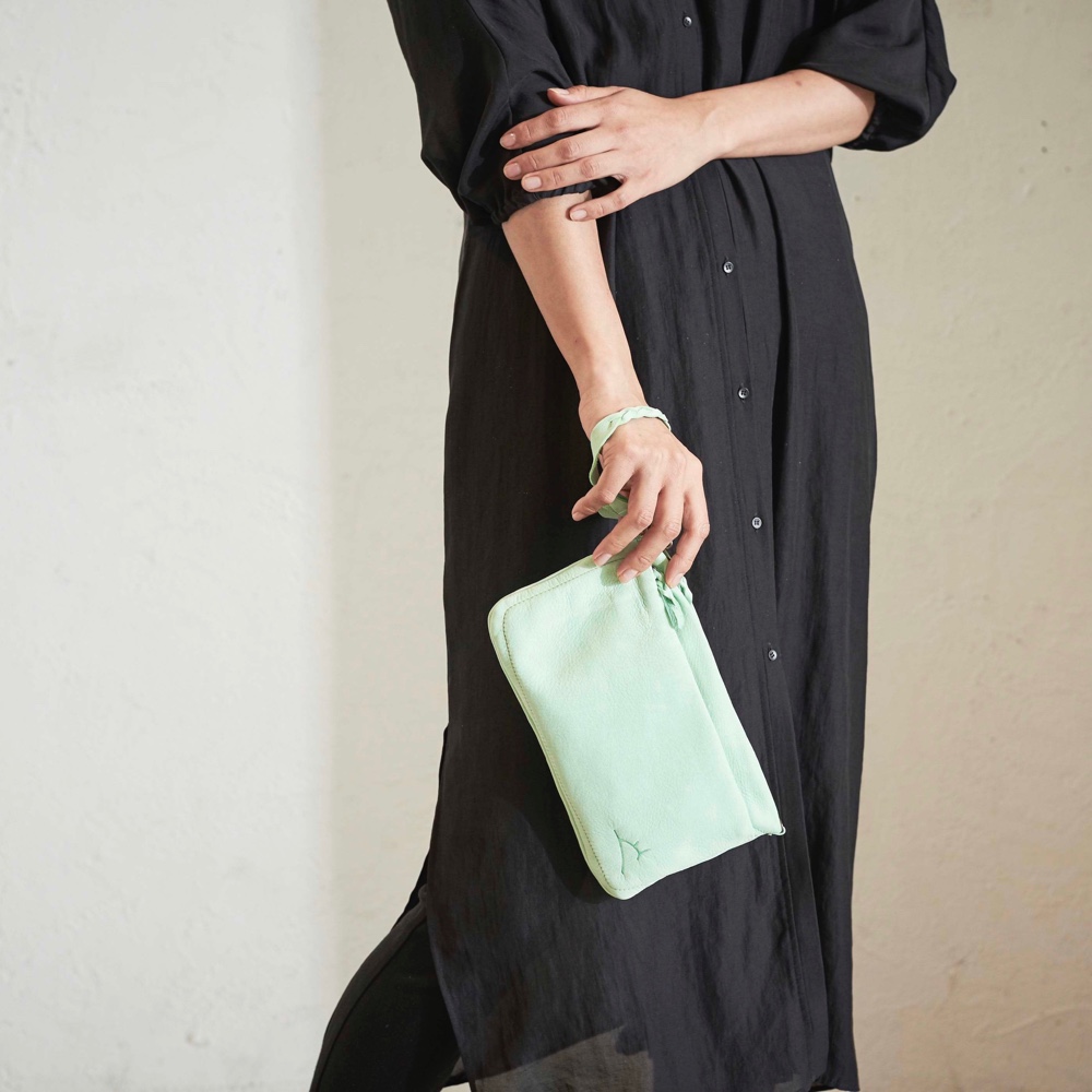 【ジビエ鹿革・ジビエレザー】シブシカ・クラッチバッグ【ラムネ／沖縄・慶良間の海にきらめく泡のペールグリーン】 22,083円