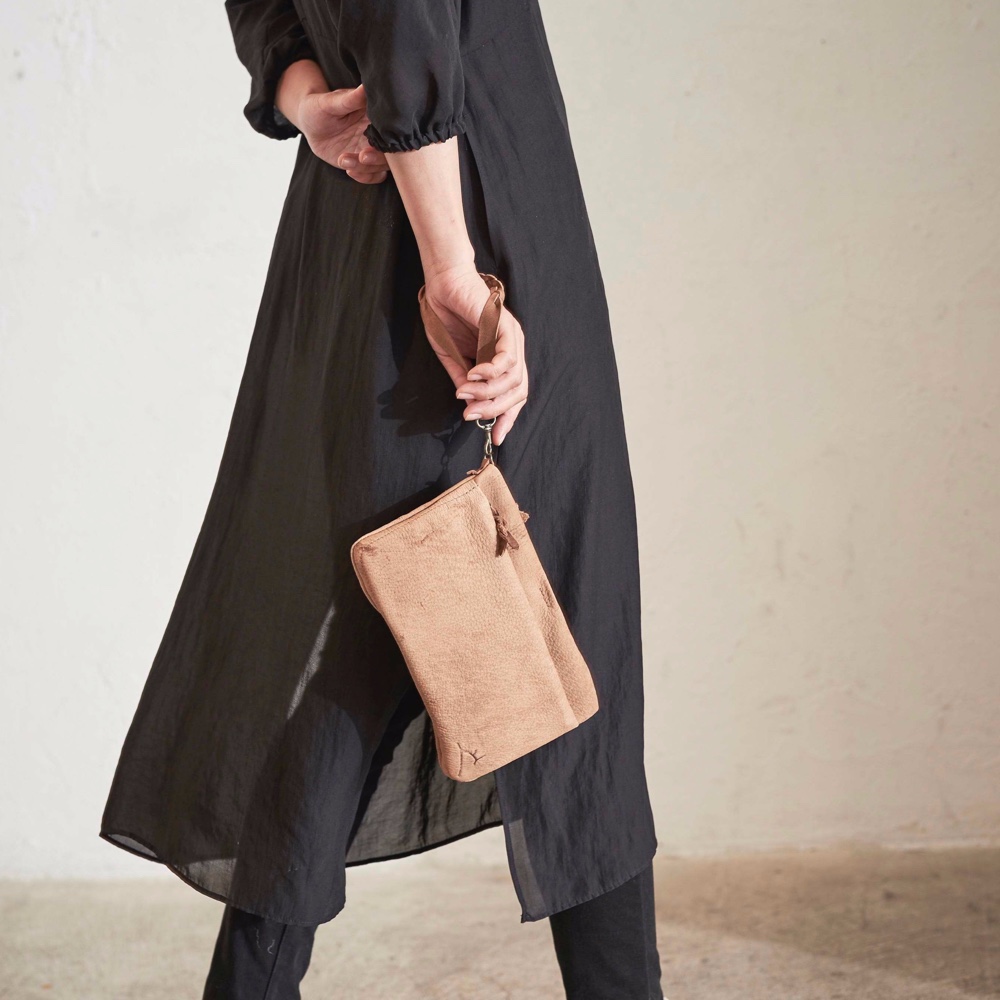 【ジビエ鹿革・ジビエレザー】シブシカ・クラッチバッグ【茅葺／人々と自然が共存する本州・里山の原風景にちなんだキャメル】