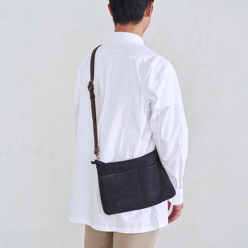 【ジビエ鹿革・ジビエレザー】ハンシカ・サコッシュ ショルダーバッグ【古墨／墨や硯が出土。九州のルーツを表すダークグレー】 26,950円