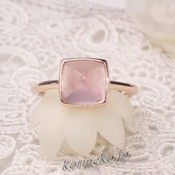 高品質ローズクォーツのシュガーローフカット。10KYG製シンプルリング 1枚目の画像