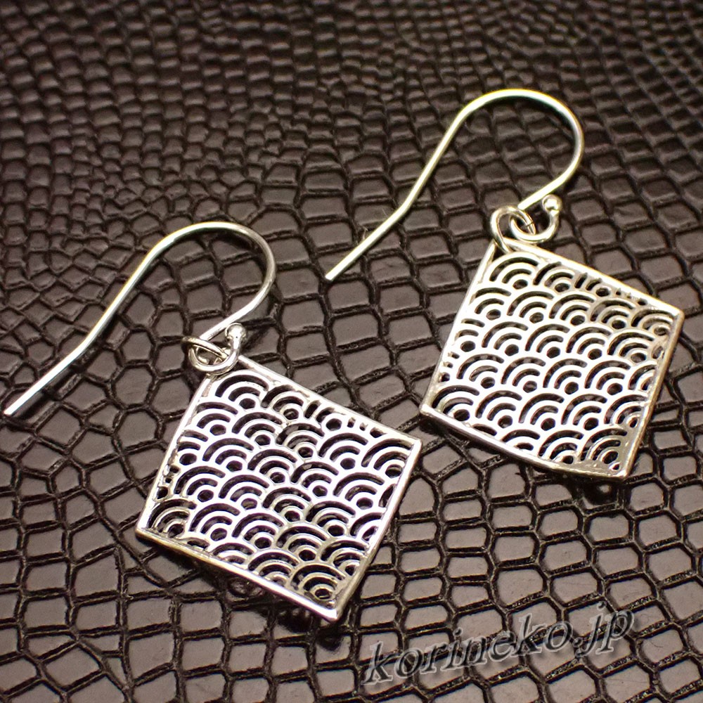 【和柄シリーズ】青海波(せいがいは)模様の風に舞うピアス。