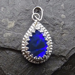 妖艶な深い青の遊色。ブラックオパールのプチペンダント 2枚目の画像