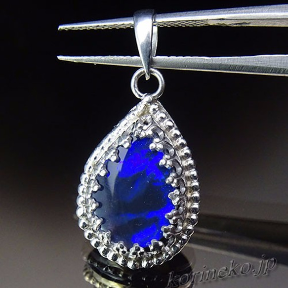 妖艶な深い青の遊色。ブラックオパールのプチペンダント 1枚目の画像