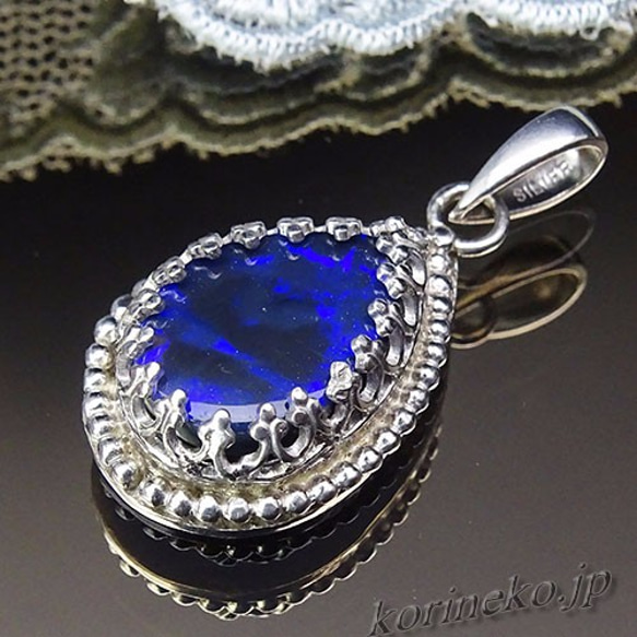 妖艶な深い青の遊色。ブラックオパールのプチペンダント 3枚目の画像