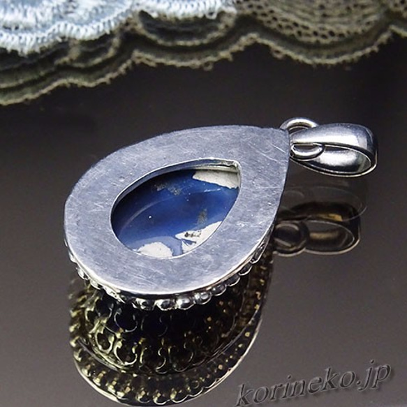 妖艶な深い青の遊色。ブラックオパールのプチペンダント 4枚目の画像