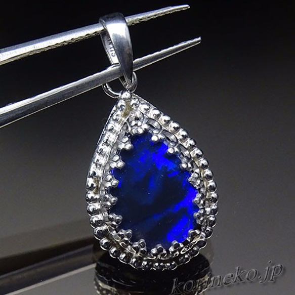 妖艶な深い青の遊色。ブラックオパールのプチペンダント 5枚目の画像