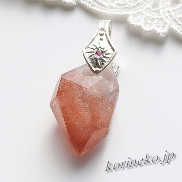 カザフスタン産ストロベリークォーツのシンプルペンダントトップ 1枚目の画像