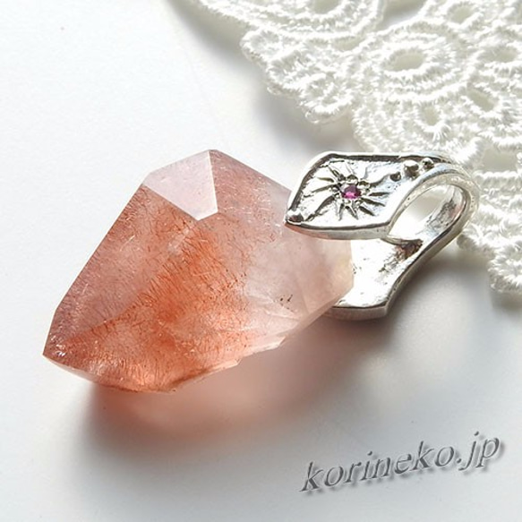カザフスタン産ストロベリークォーツのシンプルペンダントトップ 2枚目の画像