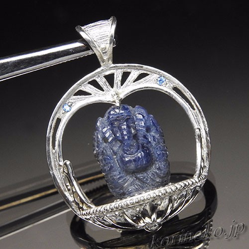 細密な彫刻。サファイアの小さなガネーシャ像のペンダント ネックレス