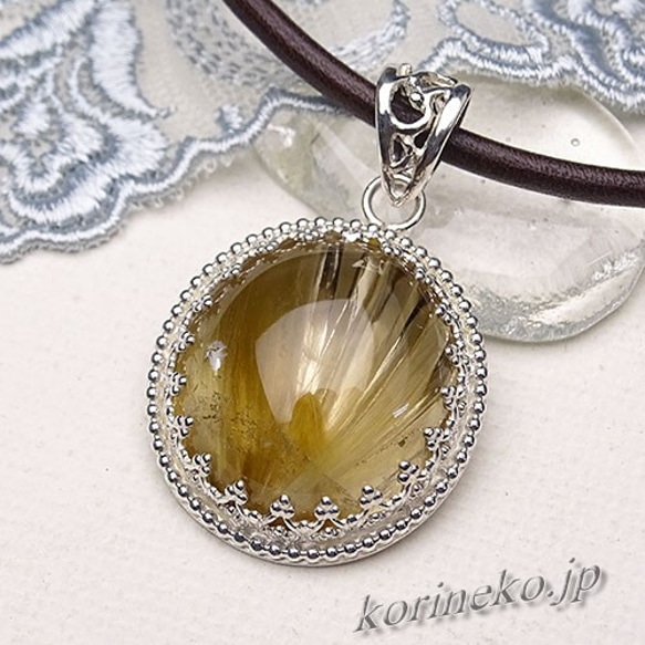 大きなゴールドルチルクォーツのアンティーク風レーシーペンダント 1枚目の画像
