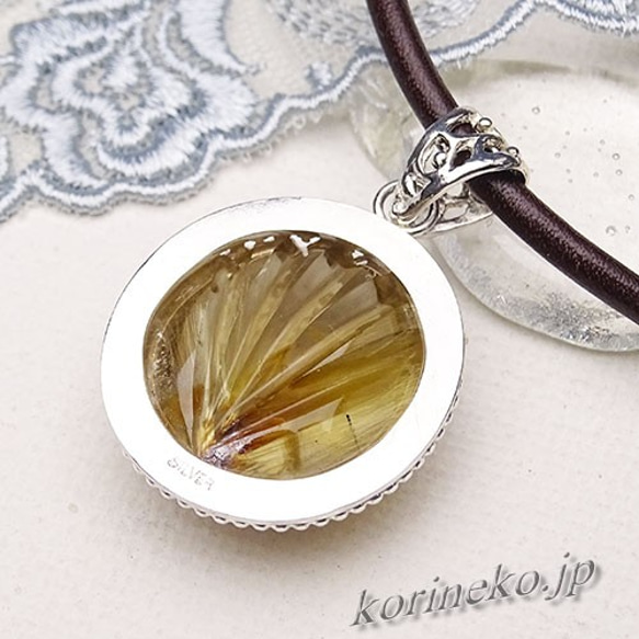 大きなゴールドルチルクォーツのアンティーク風レーシーペンダント 2枚目の画像