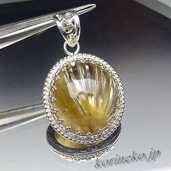 大きなゴールドルチルクォーツのアンティーク風レーシーペンダント 8枚目の画像