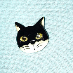 七宝焼き　ミニブローチ 　やんちゃそうな　白黒猫ちゃん 1枚目の画像