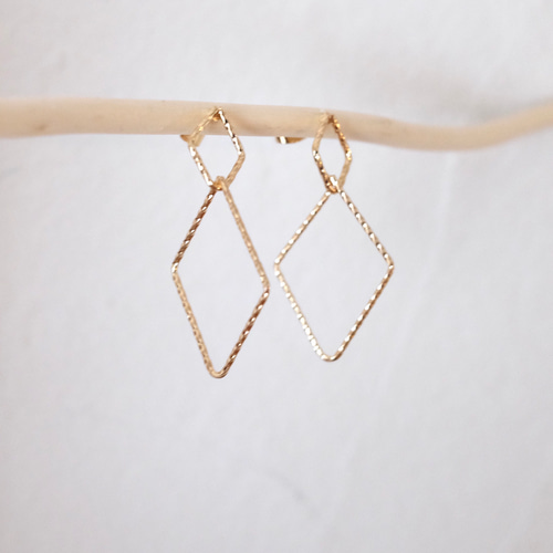 菱形チャームのシンプルピアス【イヤリング変更可】 イヤリング