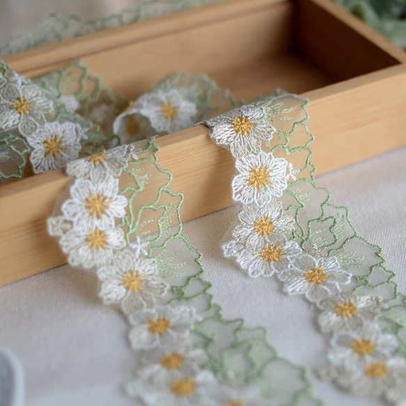 【1m】お花のレースリボン  ケミカルリボン　大人可愛い　繊細　綺麗　手芸　素材　刺繍　ホワイト×グリーン① 1枚目の画像