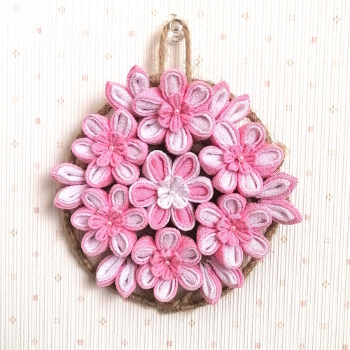 ちりめん細工 お花とまりの壁掛け下げ飾り(ピンク) 古くさ