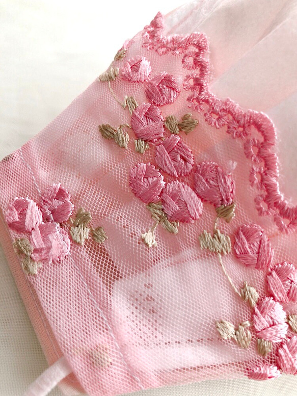 夏でも快適♪裏地シルク生地♡普通サイズ♪まぁるいツボミの薔薇柄刺繍チュールレースのマスクカバー 2枚目の画像