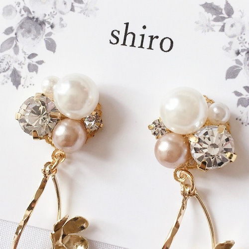 上品ベージュパールと揺れるメタルチャームのビジューピアス