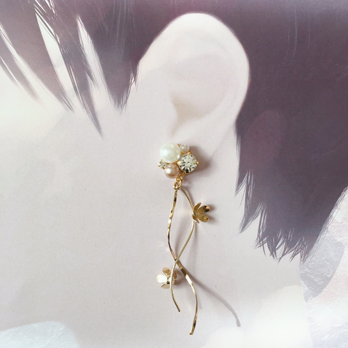 上品ベージュパールと揺れるメタルチャームのビジューピアス