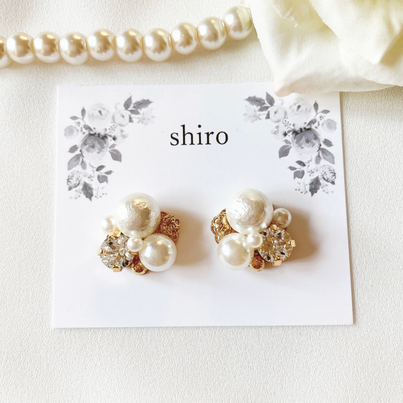 独特な クリスタルビジューとコットンパールのピアス/イヤリング ピアス