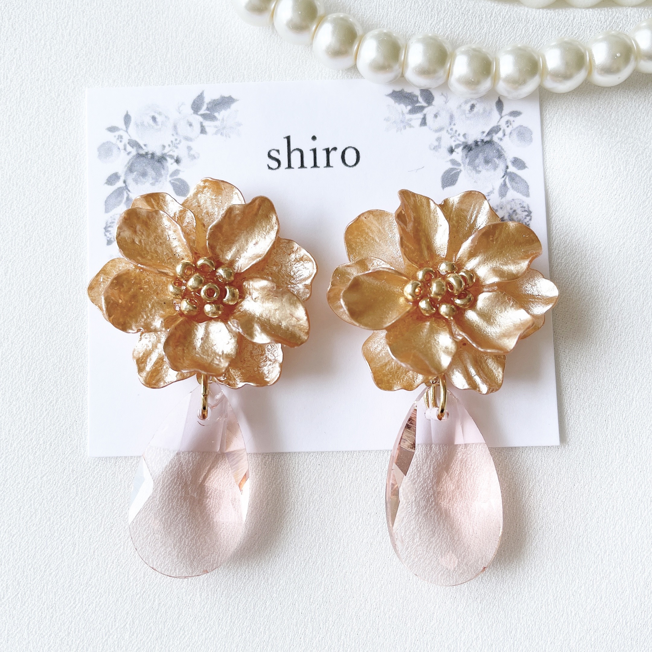サクラ色のお花とピンクのカットガラスのピアス/イヤリング イヤリング 