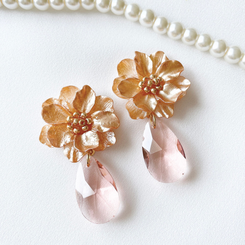 サクラ色のお花とピンクのカットガラスのピアス/イヤリング イヤリング 