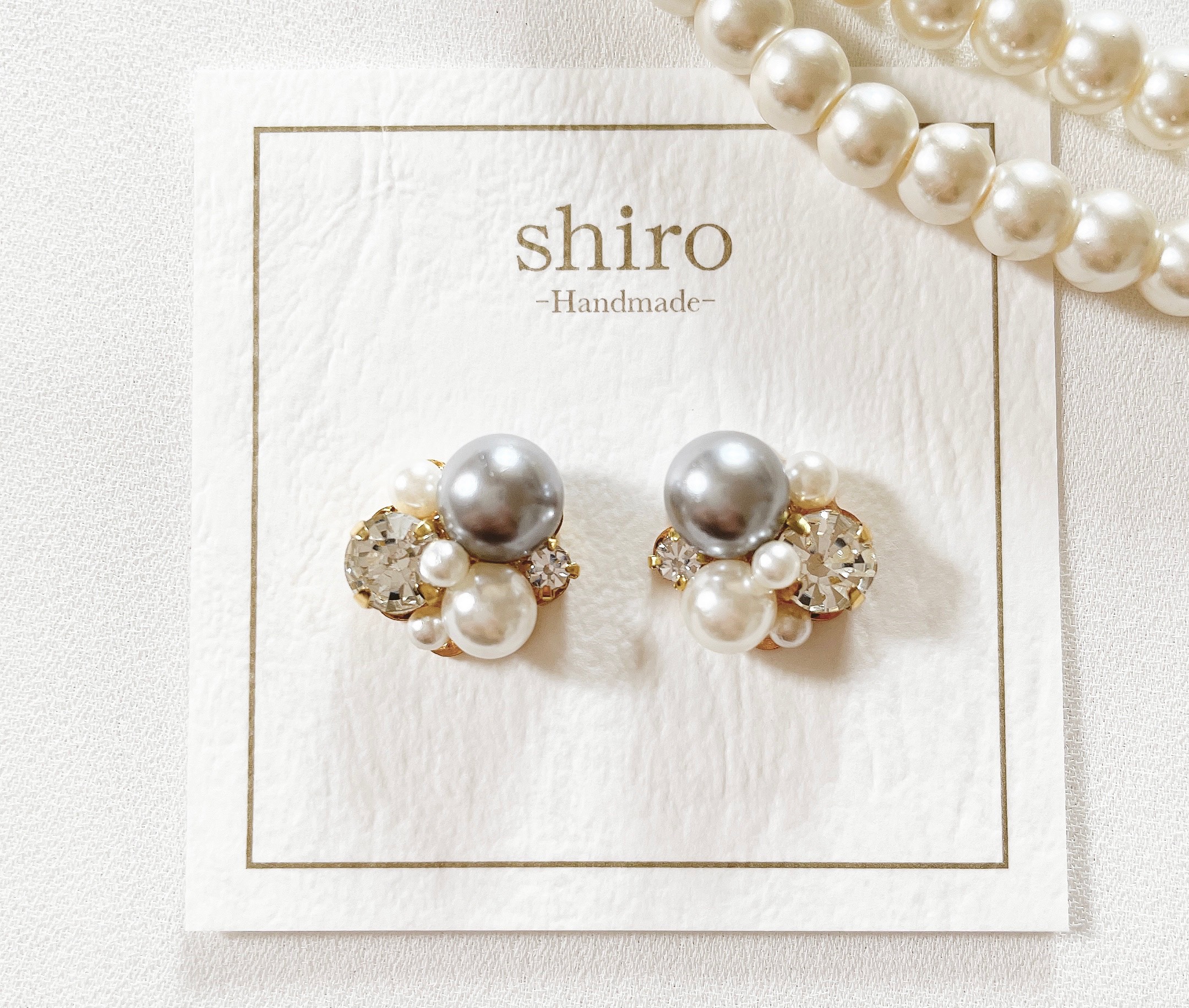 グレーパールのシンプルビジューピアス/イヤリング イヤリング