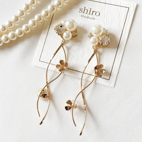 純白ホワイトパールとマーメイドラインチャームのビジューピアス