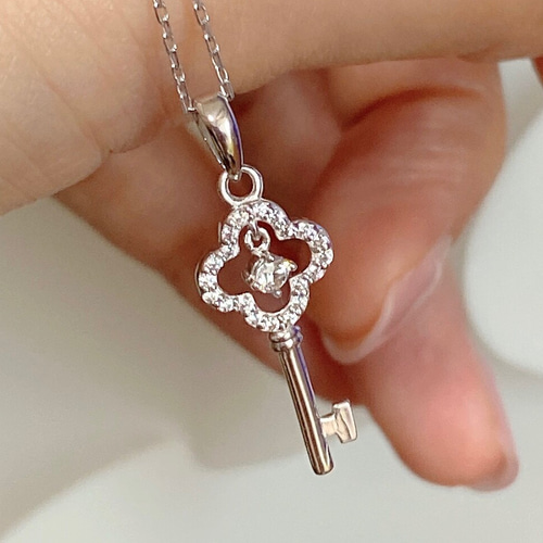 Luck key華奢なクローバーネックレスN3343S ネックレス・ペンダント 