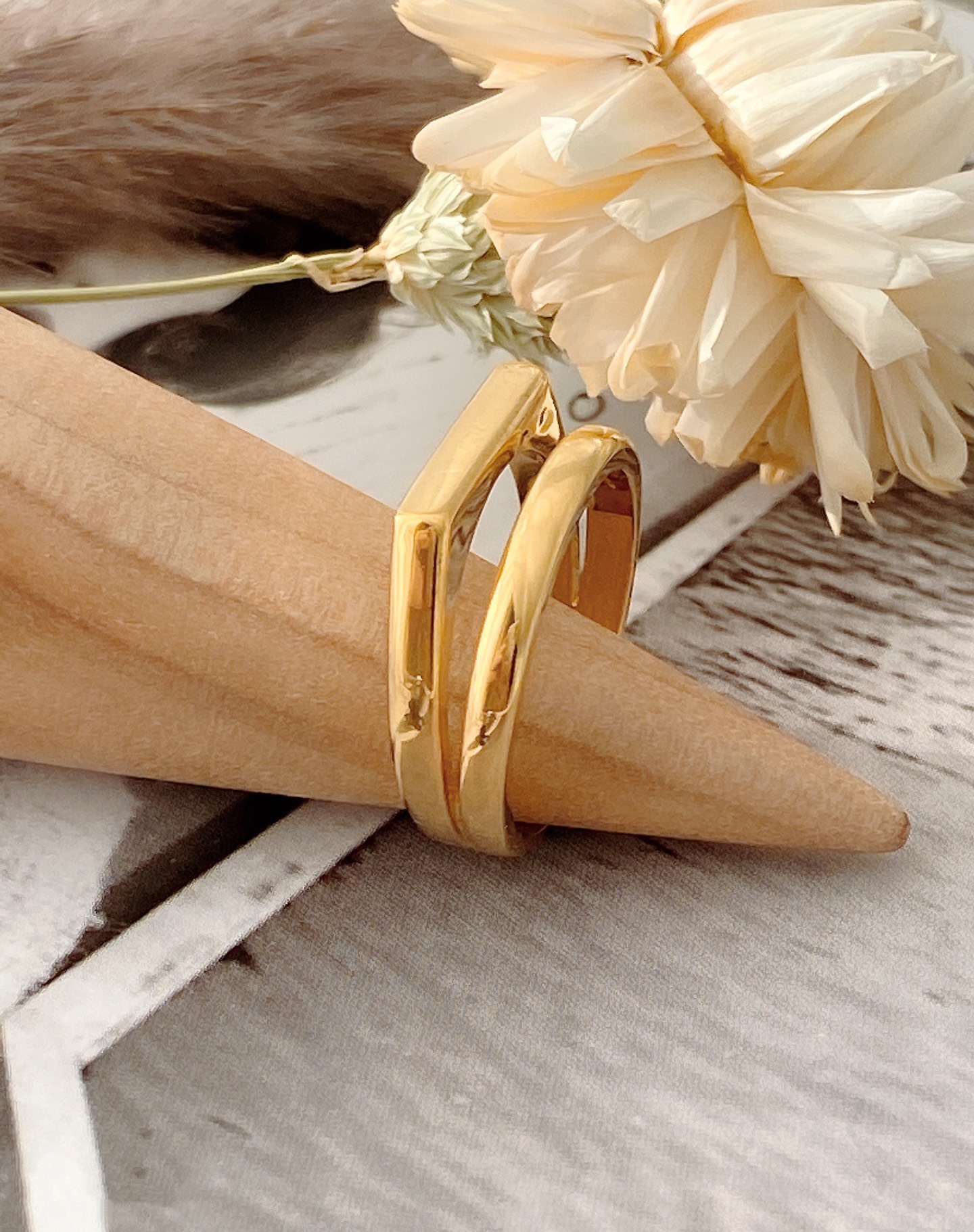 ストレート&シンプルラインデザイン18kgfゴールド指輪