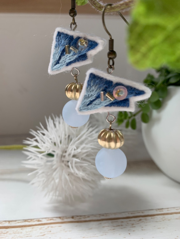 『輝く紙飛行機』刺繍ピアス 晴れやかブルー 2枚目の画像