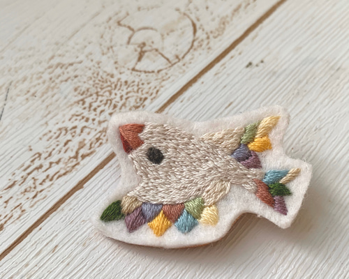 虹色の白文鳥』刺繍ブローチ ブローチ sloth莞爾 通販 8999576