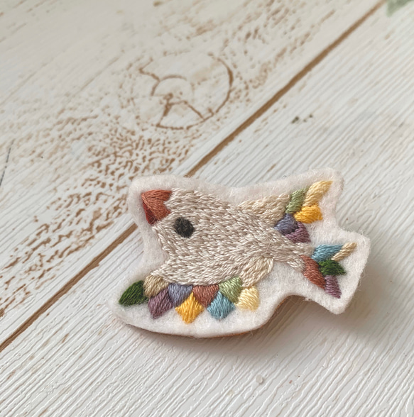 虹色の白文鳥』刺繍ブローチ ブローチ sloth莞爾 通販｜Creema