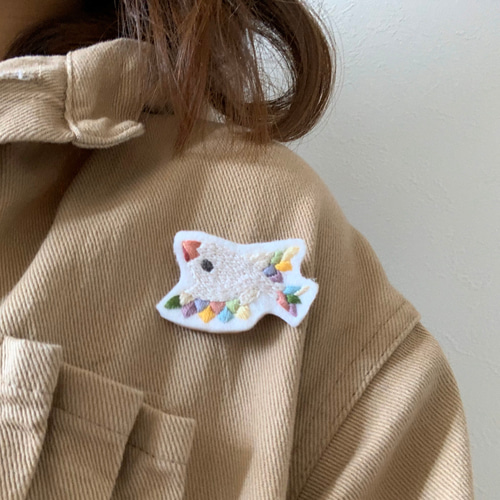 虹色の白文鳥』刺繍ブローチ ブローチ sloth莞爾 通販 8999576
