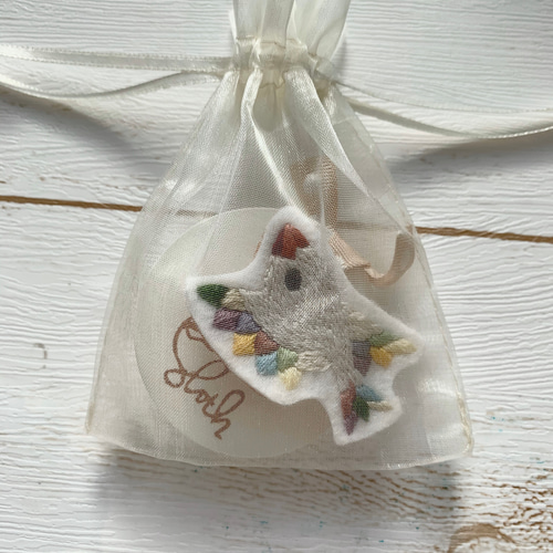 虹色の白文鳥』刺繍ブローチ ブローチ sloth莞爾 通販 8999576