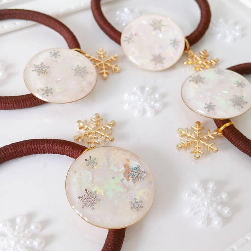 ‪no.1055✧︎*。雪結晶デザインレジンヘアゴム︎✧︎*。ゴールド ヘアゴム 雪の結晶 34mm ゴールド（1ヶ） : ビーズアンドパーツ - 通販