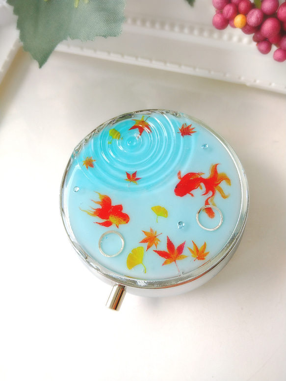 金魚が泳ぐ池のピルケース レジン 金魚 秋 紅葉 その他ケース しっぽ